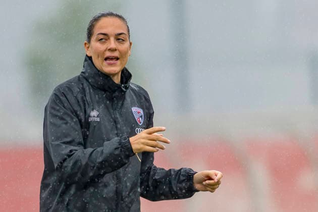 Ingolstadt, Deutschland 18. August 2026: 3. Liga - 2026 2027 - FC Ingolstadt 04 - Training Im Bild: Trainerin Sabrina Wittmann (FCI) gestikuliert auf dem Spielfeld. Trainingsgelände Audi Sportpark Bayern *** Ingolstadt, Germany, August 18, 2026; 3. Liga 2026–2027; FC Ingolstadt 04; Training; Pictured: FCI coach Sabrina Wittmann gesturing on the field at the Audi Sportpark Bayern training facility Copyright: xFotostandx xSchäferx
