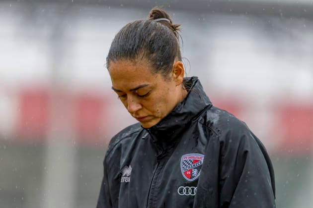 Ingolstadt, Deutschland 18. August 2026: 3. Liga - 2026 2027 - FC Ingolstadt 04 - Training Im Bild: Trainerin Sabrina Wittmann (FCI) nachdenklich auf dem Spielfeld. Trainingsgelände Audi Sportpark Bayern *** Ingolstadt, Germany, August 18, 2026; 3. Liga 2026–2027; FC Ingolstadt 04; Training; Pictured: FCI coach Sabrina Wittmann looking pensive on the field at the Audi Sportpark Bayern training facility Copyright: xFotostandx xSchäferx