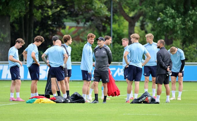 Trainer Stefan Leitl und Mannschaft vor Trainingsbeginn Fußball Fussball Saison 2026 2027 2.Bundesliga Herren DFL 18.08.2026 Training Hertha BSC Berlin DFL regulations prohibit any use of photographs as image sequences and or quasi-video. *** Coach Stefan Leitl and the team before practice begins Sports Soccer Soccer 2026–2027 Season 2. Bundesliga Men s DFL August 18, 2026 Practice Hertha BSC Berlin DFL regulations prohibit any use of photographs as image sequences and or quasi-video