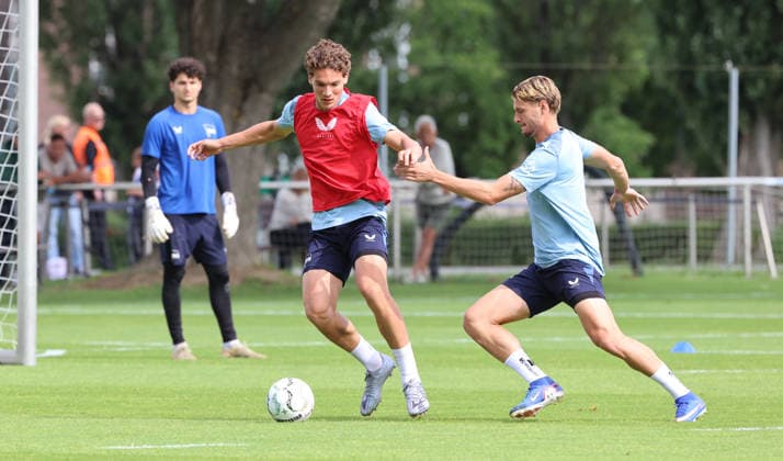 Soufian Gouram am Ball, Marton Dardai Zweikampf Spielszene Aktion Fußball Fussball Saison 2026 2027 2.Bundesliga Herren DFL 18.08.2026 Training Hertha BSC Berlin DFL regulations prohibit any use of photographs as image sequences and or quasi-video. *** Soufian Gouram with the ball, Marton Dardai in a tackle; game scene, action, sports, soccer, soccer season 2026–2027, 2. Bundesliga, men s division, DFL, August 18, 2026, training, Hertha BSC Berlin. DFL regulations prohibit any use of photographs as image sequences and or quasi-video.
