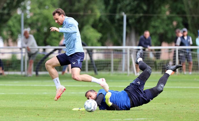 Pascal Klemens im Zweikampf mit Torwart Marius Gersbeck Aktion Spielszene Fußball Fussball Saison 2026 2027 2.Bundesliga Herren DFL 18.08.2026 Training Hertha BSC Berlin DFL regulations prohibit any use of photographs as image sequences and or quasi-video. *** Pascal Klemens in a one-on-one with goalkeeper Marius Gersbeck Action Game scene Sports Soccer 2026–2027 season 2. Bundesliga Men DFL August 18, 2026 Training Hertha BSC Berlin DFL regulations prohibit any use of photographs as image sequences and or quasi- video