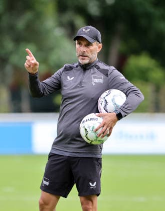 Trainer Stefan Leitl gibt Anweisungen Aktion Oberkörper Fußball Fussball Saison 2026 2027 2.Bundesliga Herren DFL 18.08.2026 Training Hertha BSC Berlin DFL regulations prohibit any use of photographs as image sequences and or quasi-video. *** Coach Stefan Leitl gives instructions. Upper-body exercise. Sports. Soccer. Soccer season 2026–2027. 2. Bundesliga Men. DFL. August 18, 2026. Practice. Hertha BSC Berlin. DFL regulations prohibit any use of photographs as image sequences and or quasi-video.
