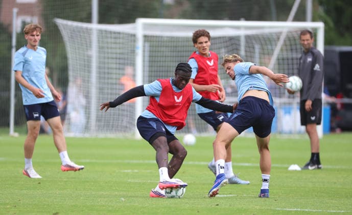 Boris Mamuzah Lum, Marton Dardai Zweikampf Spielszene Aktion Fußball Fussball Saison 2026 2027 2.Bundesliga Herren DFL 18.08.2026 Training Hertha BSC Berlin DFL regulations prohibit any use of photographs as image sequences and or quasi-video. *** Boris Mamuzah Lum, Marton Dardai, tackle, game scene, action, sports, soccer, soccer season 2026–2027, 2. Bundesliga Men, DFL, August 18, 2026, training, Hertha BSC Berlin. DFL regulations prohibit any use of photographs as image sequences and or quasi-video.