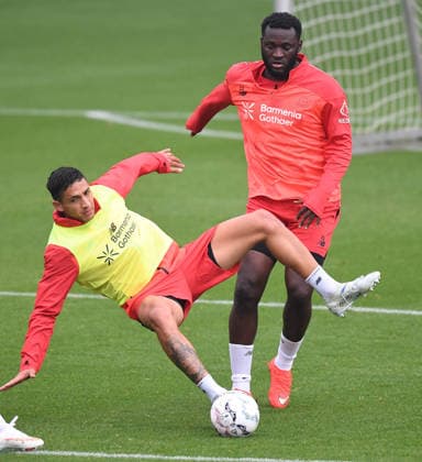 18.08.2026, xophax, Fussball 1.Bundesliga, Bayer 04 Leverkusen , Training , Saison 2026 2027. Equi Fernandez , links und Victor Boniface , rechts ( Bayer Leverkusen ) Leverkusen *** August 18, 2026, xophax, Soccer, Bundesliga 1, Bayer 04 Leverkusen, Practice, 2026–2027 Season, Equi Fernandez (left) and Victor Boniface (right), Bayer Leverkusen, Leverkusen
