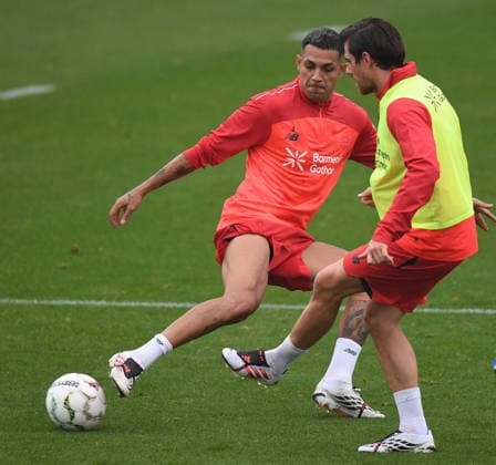 18.08.2026, xophax, Fussball 1.Bundesliga, Bayer 04 Leverkusen , Training , Saison 2026 2027. Facundo Medina , links ( Bayer Leverkusen ) und Jonas Hofmann , rechts ( Bayer 04 ) Leverkusen *** August 18, 2026, xophax, Soccer, Bundesliga 1, Bayer 04 Leverkusen, Training, 2026–2027 Season: Facundo Medina (left, Bayer Leverkusen) and Jonas Hofmann (right, Bayer 04 Leverkusen)