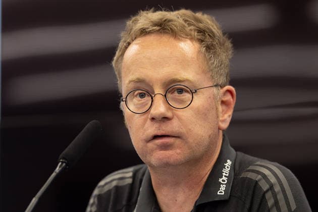 Medienschulung der DFB Schiri GmbH Alexander Feuerherdt (Leiter Medienarbeit und Kommunikation der DFB Schiri GmbH) spricht zu den Teilnehmern der Schulung. Infoveranstaltung Medienschulung Schiedsrichter am 18. August 2026 in Frankfurt am Main., Frankfurt am Main Hessen Deutschland DFB-Campus *** Media Training Session Hosted by DFB Schiri GmbH Alexander Feuerherdt, Head of Media Relations and Communications at DFB Schiri GmbH, addresses the participants at the training session. Information Session: Media Training for Referees on August 18, 2026, in Frankfurt am Main, Frankfurt am Main, Hesse, Germany, DFB Campus