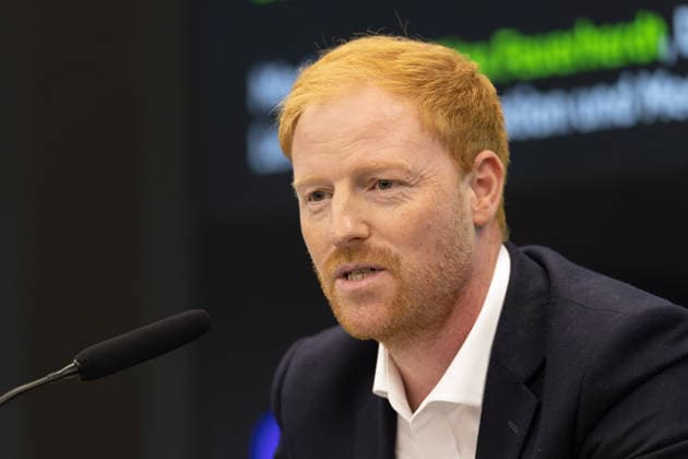 Medienschulung der DFB Schiri GmbH Benjamin Schmedes (Bundesliga, Direktor und Mitglied) spricht zu den Teilnehmern der Schulung. Infoveranstaltung Medienschulung Schiedsrichter am 18. August 2026 in Frankfurt am Main., Frankfurt am Main Hessen Deutschland DFB-Campus *** DFB Schiri GmbH Media Training: Benjamin Schmedes, Bundesliga Director of Sports and Board Member, addresses participants at the media training information session for referees on August 18, 2026, in Frankfurt am Main, Frankfurt am Main, Hesse, Germany, at the DFB Campus