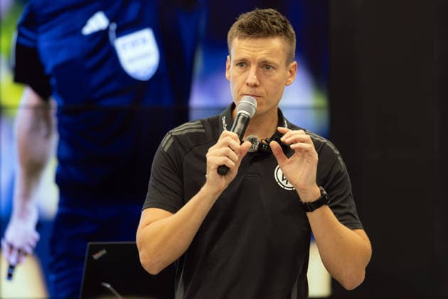 Medienschulung der DFB Schiri GmbH FIFA-Referee Daniel Siebert erläutert den Teilnehmerinnen und Teilnehmern der Medienschulung die aktuellen Regeländerungen. Infoveranstaltung Medienschulung Schiedsrichter am 18. August 2026 in Frankfurt am Main., Frankfurt am Main Hessen Deutschland DFB-Campus *** DFB Schiri GmbH Media Training: FIFA Referee Daniel Siebert explains the latest rule changes to participants in the media training session. Information Session: Media Training for Referees on August 18, 2026, in Frankfurt am Main, Frankfurt am Main, Hesse, Germany, DFB Campus
