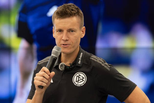Medienschulung der DFB Schiri GmbH FIFA-Referee Daniel Siebert erläutert den Teilnehmerinnen und Teilnehmern der Medienschulung die aktuellen Regeländerungen. Infoveranstaltung Medienschulung Schiedsrichter am 18. August 2026 in Frankfurt am Main., Frankfurt am Main Hessen Deutschland DFB-Campus *** DFB Schiri GmbH Media Training: FIFA Referee Daniel Siebert explains the latest rule changes to participants in the media training session. Information Session: Media Training for Referees on August 18, 2026, in Frankfurt am Main, Frankfurt am Main, Hesse, Germany, DFB Campus