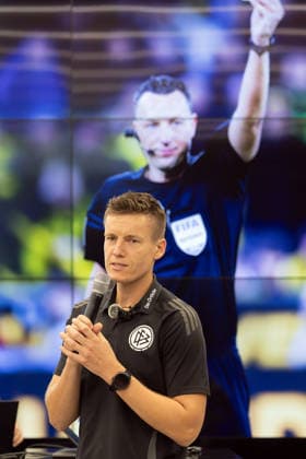 Medienschulung der DFB Schiri GmbH FIFA-Referee Daniel Siebert erläutert den Teilnehmerinnen und Teilnehmern der Medienschulung die aktuellen Regeländerungen. Infoveranstaltung Medienschulung Schiedsrichter am 18. August 2026 in Frankfurt am Main., Frankfurt am Main Hessen Deutschland DFB-Campus *** DFB Schiri GmbH Media Training: FIFA Referee Daniel Siebert explains the latest rule changes to participants in the media training session. Information Session: Media Training for Referees on August 18, 2026, in Frankfurt am Main, Frankfurt am Main, Hesse, Germany, DFB Campus