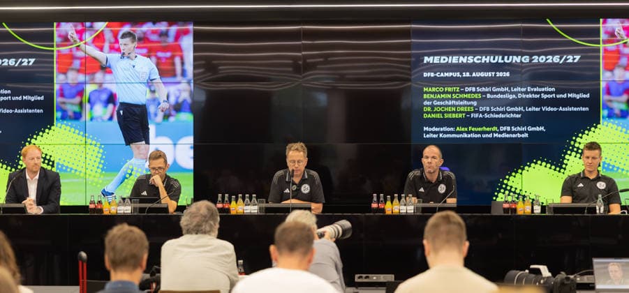 Medienschulung der DFB Schiri GmbH Von links: Benjamin Schmedes (Bundesliga, Direktor und Mitglied), Dr. Jochen Drees (Leiter Video-Assistenten der DFB Schiri GmbH), Alexander Feuerherdt (Leiter Medienarbeit und Kommunikation der DFB Schiri GmbH), Marco Fritz (Leiter Evaluation der DFB Schiri GmbH) und FIFA-Referee Daniel Siebert. Infoveranstaltung Medienschulung Schiedsrichter am 18. August 2026 in Frankfurt am Main., Frankfurt am Main Hessen Deutschland DFB-Campus *** Media Training Session Hosted by DFB Schiri GmbH From left: Benjamin Schmedes (Bundesliga), Director of Sports and Board Member; Dr. Jochen Drees, Head of Video Assistants at DFB Schiri GmbH; Alexander Feuerherdt, Head of Media Relations and Communications at DFB Schiri GmbH; Marco Fritz, Head of Evaluation at DFB Schiri GmbH, and FIFA Referee Daniel Siebert; Information Session on Media Training for Referees on August 18, 2026, in Frankfurt am Main, Frankfurt am Main, Hesse, Germany, DFB Campus