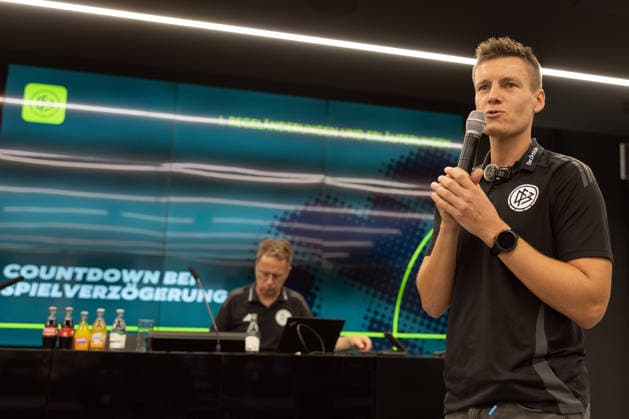 Medienschulung der DFB Schiri GmbH FIFA-Referee Daniel Siebert erläutert den Teilnehmerinnen und Teilnehmern der Medienschulung die aktuellen Regeländerungen. Infoveranstaltung Medienschulung Schiedsrichter am 18. August 2026 in Frankfurt am Main., Frankfurt am Main Hessen Deutschland DFB-Campus *** DFB Schiri GmbH Media Training: FIFA Referee Daniel Siebert explains the latest rule changes to participants in the media training session. Information Session: Media Training for Referees on August 18, 2026, in Frankfurt am Main, Frankfurt am Main, Hesse, Germany, DFB Campus