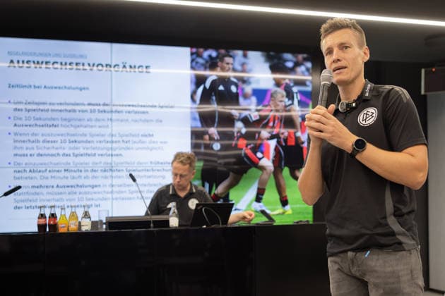 Medienschulung der DFB Schiri GmbH FIFA-Referee Daniel Siebert erläutert den Teilnehmerinnen und Teilnehmern der Medienschulung die aktuellen Regeländerungen. Infoveranstaltung Medienschulung Schiedsrichter am 18. August 2026 in Frankfurt am Main., Frankfurt am Main Hessen Deutschland DFB-Campus *** DFB Schiri GmbH Media Training: FIFA Referee Daniel Siebert explains the latest rule changes to participants in the media training session. Information Session: Media Training for Referees on August 18, 2026, in Frankfurt am Main, Frankfurt am Main, Hesse, Germany, DFB Campus