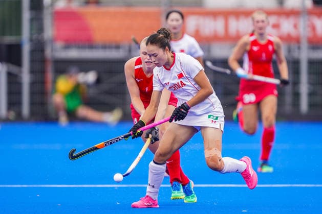 2026-08-18 England v China - FIH Hockey World Cup AMSTELVEEN, NETHERLANDS - AUGUST 18: Lottie Bingham of England, Liu Yang of China during the FIH Hockey World Cup match between England and China at Wagener Stadion on August 18, 2026 in Amstelveen, Netherlands. Amstelveen Wagener Stadion Netherlands Content not available for redistribution in The Netherlands directly or indirectly through any third parties. Copyright: xAndrexWeeningx