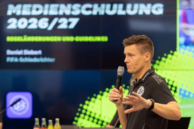 Medienschulung der DFB Schiri GmbH FIFA-Referee Daniel Siebert erläutert den Teilnehmerinnen und Teilnehmern der Medienschulung die aktuellen Regeländerungen. Infoveranstaltung Medienschulung Schiedsrichter am 18. August 2026 in Frankfurt am Main., Frankfurt am Main Hessen Deutschland DFB-Campus *** DFB Schiri GmbH Media Training: FIFA Referee Daniel Siebert explains the latest rule changes to participants in the media training session. Information Session on Media Training for Referees on August 18, 2026, in Frankfurt am Main, Frankfurt am Main, Hesse, Germany, DFB Campus