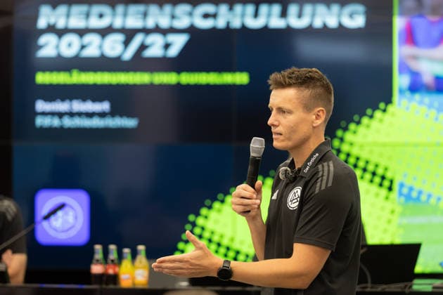 Medienschulung der DFB Schiri GmbH FIFA-Referee Daniel Siebert erläutert den Teilnehmerinnen und Teilnehmern der Medienschulung die aktuellen Regeländerungen. Infoveranstaltung Medienschulung Schiedsrichter am 18. August 2026 in Frankfurt am Main., Frankfurt am Main Hessen Deutschland DFB-Campus *** DFB Schiri GmbH Media Training: FIFA Referee Daniel Siebert explains the latest rule changes to the participants in the media training session. Information Session on Media Training for Referees on August 18, 2026, in Frankfurt am Main, Frankfurt am Main, Hesse, Germany, DFB Campus