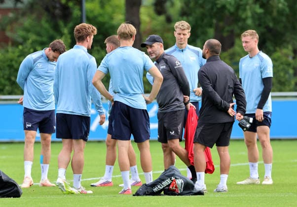 Trainer Stefan Leitl redet mit der Mannschaft Fußball Fussball Saison 2026 2027 2.Bundesliga Herren DFL 18.08.2026 Training Hertha BSC Berlin DFL regulations prohibit any use of photographs as image sequences and or quasi-video. *** Coach Stefan Leitl talks with the team. Sports: Soccer. 2026–2027 Season. 2. Bundesliga (Men). DFL. August 18, 2026. Training. Hertha BSC Berlin. DFL regulations prohibit any use of photographs as image sequences and or quasi-video.