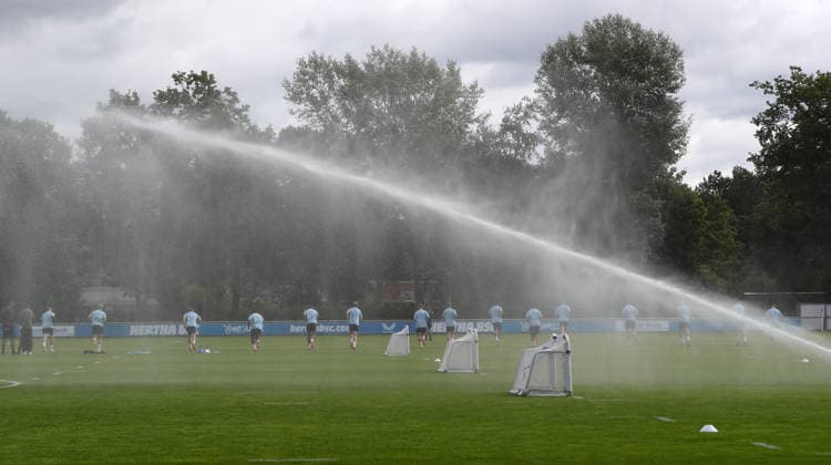 Rasensprenger wässert den Trainingsplatz Fußball Fussball Saison 2026 2027 2.Bundesliga Herren DFL 18.08.2026 Training Hertha BSC Berlin DFL regulations prohibit any use of photographs as image sequences and or quasi-video. *** Sprinkler waters the training field Sports Soccer Soccer Season 2026–2027 2. Bundesliga Men s DFL August 18, 2026 Training Hertha BSC Berlin DFL regulations prohibit any use of photographs as image sequences and or quasi-video