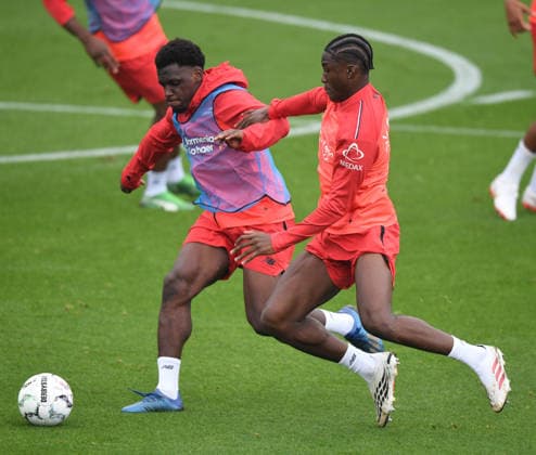 18.08.2026, xophax, Fussball 1.Bundesliga, Bayer 04 Leverkusen , Training , Saison 2026 2027. Ernest Poku ( Bayer 04 Leverkusen ) , links und Axel Tape , rechts ( Bayer 04 ) Leverkusen *** August 18, 2026, xophax, Soccer, Bundesliga 1, Bayer 04 Leverkusen, Practice, 2026–2027 Season, Ernest Poku (Bayer 04 Leverkusen, left) and Axel Tape (Bayer 04 Leverkusen, right)