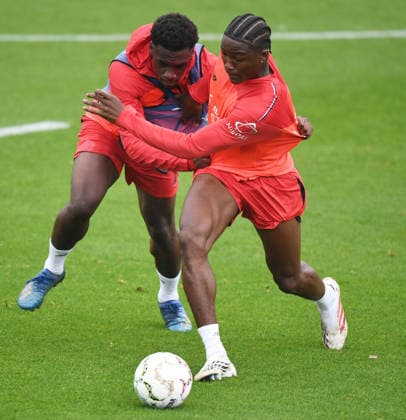 18.08.2026, xophax, Fussball 1.Bundesliga, Bayer 04 Leverkusen , Training , Saison 2026 2027. Ernest Poku ( Bayer 04 Leverkusen ) , links und Axel Tape , rechts ( Bayer 04 ) Leverkusen *** August 18, 2026, xophax, Soccer, Bundesliga 1, Bayer 04 Leverkusen, Practice, 2026–2027 Season, Ernest Poku (Bayer 04 Leverkusen, left) and Axel Tape (Bayer 04 Leverkusen, right)