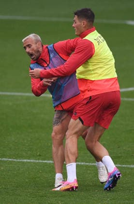 18.08.2026, xophax, Fussball 1.Bundesliga, Bayer 04 Leverkusen , Training , Saison 2026 2027. Aleix Garcia , links und Patrick Schick , rechts ( beide Bayer 04 Leverkusen ) Leverkusen *** August 18, 2026, xophax, Soccer, Bundesliga 1, Bayer 04 Leverkusen, Training, 2026–2027 Season, Aleix Garcia (left) and Patrick Schick (right), both of Bayer 04 Leverkusen