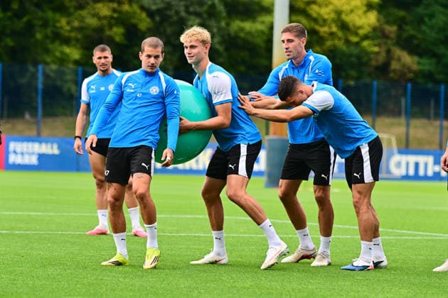 18.08.2026, Fußball, Herren, 2.BL, Saison 2026 2027, Training Holstein Kiel Adrian Kapralik, Marko Ivezic und Kasper Davidsen schieben John Tolkin Kiel, Projensdorf Projensdorf, Trainigsplatz Schleswig-Holstein Deutschland *** August 18, 2026, Soccer, Men s, 2nd Division, 2026–2027 Season, Holstein Kiel Training: Adrian Kapralik, Marko Ivezic, and Kasper Davidsen push John Tolkin; Kiel, Projensdorf, Projensdorf, Training Field, Schleswig-Holstein, Germany