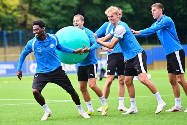 18.08.2026, Fußball, Herren, 2.BL, Saison 2026 2027, Training Holstein Kiel Faride Alidou vor John Tolkin, Kasper Davidsen und Marko Iveziv Kiel, Projensdorf Projensdorf, Trainigsplatz Schleswig-Holstein Deutschland *** August 18, 2026, Soccer, Men s, 2nd Division, 2026–2027 Season, Holstein Kiel practice: Faride Alidou in front of John Tolkin, Kasper Davidsen, and Marko Iveziv; Kiel, Projensdorf, Projensdorf, Training Field, Schleswig-Holstein, Germany