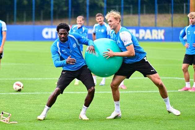 18.08.2026, Fußball, Herren, 2.BL, Saison 2026 2027, Training Holstein Kiel Faride Alidou vor Kasper Davidsen Kiel, Projensdorf Projensdorf, Trainigsplatz Schleswig-Holstein Deutschland *** August 18, 2026, Soccer, Men s, 2nd Division, 2026–2027 Season, Holstein Kiel Training: Faride Alidou ahead of Kasper Davidsen, Kiel, Projensdorf, Projensdorf, Training Field, Schleswig-Holstein, Germany