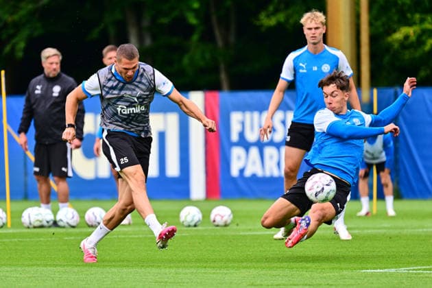 18.08.2026, Fußball, Herren, 2.BL, Saison 2026 2027, Training Holstein Kiel Moritz Reimers wirft sich in den Schuss von Markus Müller Kiel, Projensdorf Projensdorf, Trainigsplatz Schleswig-Holstein Deutschland *** August 18, 2026, Soccer, Men s, 2nd Division, 2026–2027 Season, Holstein Kiel Practice: Moritz Reimers Dives to Block Markus Müller s Shot, Kiel, Projensdorf, Projensdorf, Training Field, Schleswig-Holstein, Germany