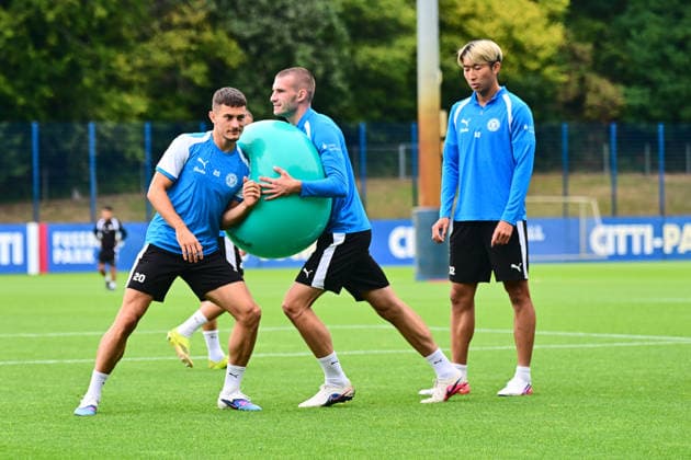 18.08.2026, Fußball, Herren, 2.BL, Saison 2026 2027, Training Holstein Kiel David Zec drückt gegen Adrian Kapralik Kiel, Projensdorf Projensdorf, Trainigsplatz Schleswig-Holstein Deutschland *** August 18, 2026, Soccer, Men s, 2nd Division, 2026–2027 Season, Holstein Kiel Practice: David Zec battles Adrian Kapralik, Kiel, Projensdorf, Projensdorf, Training Field, Schleswig-Holstein, Germany