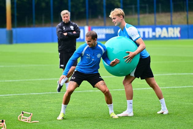 18.08.2026, Fußball, Herren, 2.BL, Saison 2026 2027, Training Holstein Kiel John Tolkin vor Kasper Davidsen Kiel, Projensdorf Projensdorf, Trainigsplatz Schleswig-Holstein Deutschland *** August 18, 2026, Soccer, Men s, 2nd Division, 2026–2027 Season, Holstein Kiel Training: John Tolkin ahead of Kasper Davidsen, Kiel, Projensdorf, Projensdorf, Training Field, Schleswig-Holstein, Germany