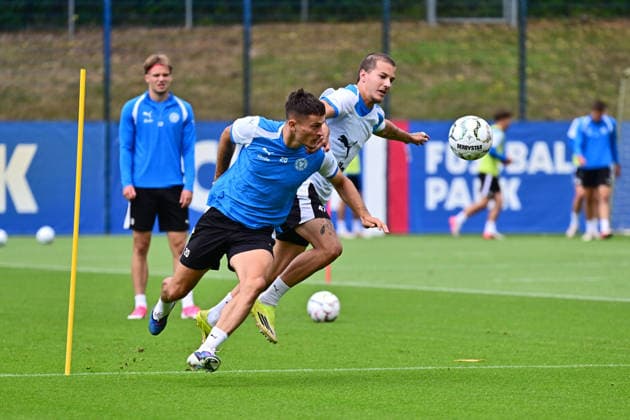 18.08.2026, Fußball, Herren, 2.BL, Saison 2026 2027, Training Holstein Kiel Adrian Kapralik gegen John Tolkin Kiel, Projensdorf Projensdorf, Trainigsplatz Schleswig-Holstein Deutschland *** August 18, 2026, Soccer, Men s, 2nd Division, 2026–2027 Season, Holstein Kiel training session: Adrian Kapralik vs. John Tolkin, Kiel, Projensdorf, Projensdorf, Training Ground, Schleswig-Holstein, Germany