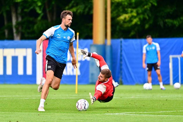 18.08.2026, Fußball, Herren, 2.BL, Saison 2026 2027, Training Holstein Kiel Jonas Meffert lässt Torwart Timon Weiner keine Chance Kiel, Projensdorf Projensdorf, Trainigsplatz Schleswig-Holstein Deutschland *** August 18, 2026, Soccer, Men s, 2nd Division, 2026–2027 Season, Holstein Kiel Practice: Jonas Meffert leaves goalkeeper Timon Weiner with no chance Kiel, Projensdorf, Projensdorf, Training Field, Schleswig-Holstein, Germany