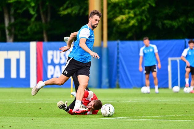 18.08.2026, Fußball, Herren, 2.BL, Saison 2026 2027, Training Holstein Kiel Jonas Meffert lässt Torwart Timon Weiner keine Chance Kiel, Projensdorf Projensdorf, Trainigsplatz Schleswig-Holstein Deutschland *** August 18, 2026, Soccer, Men s, 2nd Division, 2026–2027 Season, Holstein Kiel Practice: Jonas Meffert leaves goalkeeper Timon Weiner with no chance Kiel, Projensdorf, Projensdorf, Training Field, Schleswig-Holstein, Germany