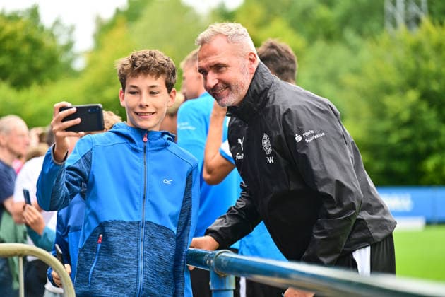 18.08.2026, Fußball, Herren, 2.BL, Saison 2026 2027, Training Holstein Kiel Trainer Tim Walter mit Fan Kiel, Projensdorf Projensdorf, Trainigsplatz Schleswig-Holstein Deutschland *** August 18, 2026, Soccer, Men s, 2nd Division, 2026–2027 Season, Holstein Kiel Coach Tim Walter with a Kiel fan, Projensdorf, Projensdorf, Training Ground, Schleswig-Holstein, Germany