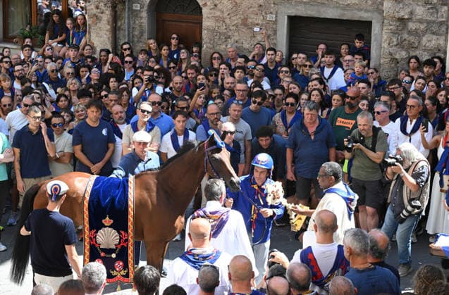 August 18, 2026, Siena, Italy: Jockey Giovanni Atzeni, nicknamed Tittia and his horse Anda e Bola of Contrade Nicchio during the blessing of the historical Italian horse race Palio di Siena, in Siena, Italy, 18 August 2026. ANSA CLAUDIO GIOVANNINI Traditional Palio Di Siena Horses Race In Siena  - ZUMAa110 20260818_zaf_a110_002 Copyright: xClaudioxGiovanninix