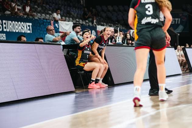 Zwei Spielerinnen von Team Deutschland u16w sitzen auf der Ersatzbank und rufen lautstark Anweisungen auf das Spielfeld. Im Vordergrund ist eine Spielerin mit Trikotnummer 3 von hinten zu sehen. Deutschland u16w-Spielerinnen feuern ihr Team von der Bank an *** Two players from Team Germany U16w are sitting on the bench and shouting instructions onto the field. In the foreground, a player wearing jersey number 3 can be seen from behind. Team Germany U16w players are cheering on their team from the bench. Copyright: xJoelxKruehlerx