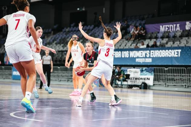 Eine Spielerin von Team Deutschland u16w behauptet den Ball unter Druck von Daria Szatkowska ( 3; Poland) mit erhobenen Armen, während Stefania Onuorah ( 7; Poland) von links heranläuft. Die Szene findet in der Pitesti Arena beim FIBA U16 Women s EuroBasket 2025 statt. Deutschland u16w im Zweikampf gegen Daria Szatkowska ( 3; Poland) beim FIBA U16 Women s EuroBasket *** A player from Team Germany U16W holds onto the ball with her arms raised while under pressure from Daria Szatkowska 3 (Poland), while Stefania Onuorah 7 of Poland approaches from the left. The scene takes place at the Pitesti Arena during the 2025 FIBA U16 Women’s EuroBasket. Germany U16 Women in a one-on-one battle against Daria Szatkowska 3 of Poland at the FIBA U16 Women’s EuroBasket Copyright: xJoelxKruehlerx