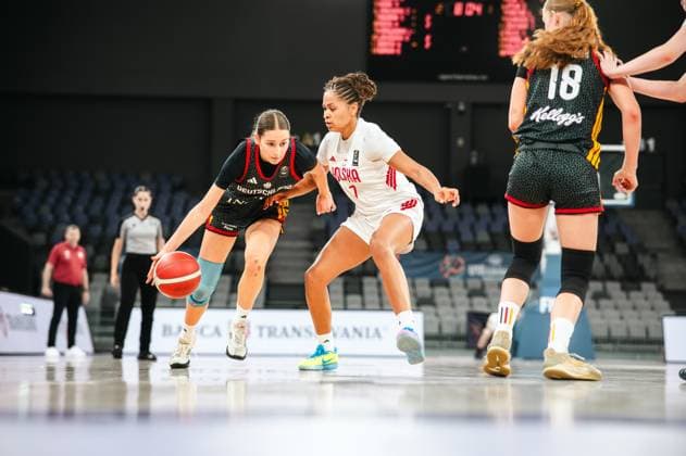Stefania Onuorah ( 7; Poland) stellt eine Spielerin von Deutschland u16w beim Dribbling, während Nele Prowaznik ( 18; Deutschland u16w) im Hintergrund mitläuft. Die Szene findet in der Pitesti Arena statt. Stefania Onuorah ( 7; Poland) im Zweikampf gegen Deutschland u16w *** Stefania Onuorah (7), Poland, is dribbling past a player from Germany U16w, while Nele Prowaznik (18), Germany U16w, runs alongside her in the background. The scene takes place at the Pitesti Arena. Stefania Onuorah (7), Poland, battles for the ball against Germany U16w. Copyright: xJoelxKruehlerx