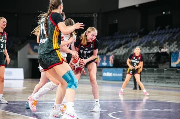 Catharina Schlechter ( 2; Team Deutschland u16w 2026) kämpft im Zweikampf um den Ball gegen eine Spielerin von Poland, während zwei weitere Deutschland-Spielerinnen die Szene flankieren. Die Aktion findet in der Pitesti Arena in Pitesti, Rumänien statt. Catharina Schlechter ( 2; Deutschland u16w) im Ballkampf gegen Poland *** Catharina Schlechter 2 of Team Germany U16w 2026 battles for the ball against a player from Poland, while two other German players flank the play. The action takes place at the Pitesti Arena in Pitesti, Romania. Catharina Schlechter 2 of Germany U16 Women battles for the ball against Poland. Copyright: xJoelxKruehlerx
