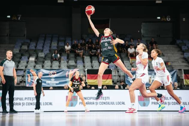 Jamie Zentgraf ( 11; Deutschland u16w) zieht zum Korbleger hoch und streckt den Ball mit ausgestrecktem Arm in die Höhe. Zwei Spielerinnen von Poland setzen ihr nach, während im Hintergrund Ella Schrader ( 9; Deutschland u16w) die Szene beobachtet. Jamie Zentgraf ( 11; Deutschland u16w) beim Korbleger gegen Poland *** Jamie Zentgraf, No. 11, Germany U16 Women, drives up for a layup and extends her arm to shoot the ball high into the air. Two players from Poland are closing in on her, while in the background, Ella Schrader (9), Germany U16W, watches the action. Jamie Zentgraf (11), Germany U16W, making a layup against Poland Copyright: xJoelxKruehlerx