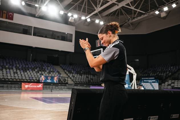 Eine Schiedsrichterin in schwarzer Uniform klatscht in die Hände und lächelt in der leeren Pitesti Arena. Im Hintergrund sind das Basketballfeld und FIBA U16 Women s EuroBasket-Werbebanden sichtbar. Schiedsrichterin klatscht in der Pitesti Arena vor dem Spiel *** A female referee in a black uniform claps her hands and smiles in the empty Pitesti Arena. In the background, the basketball court and FIBA U16 Women s EuroBasket promotional banners are visible. The referee claps her hands in the Pitesti Arena before the game. Copyright: xJoelxKruehlerx