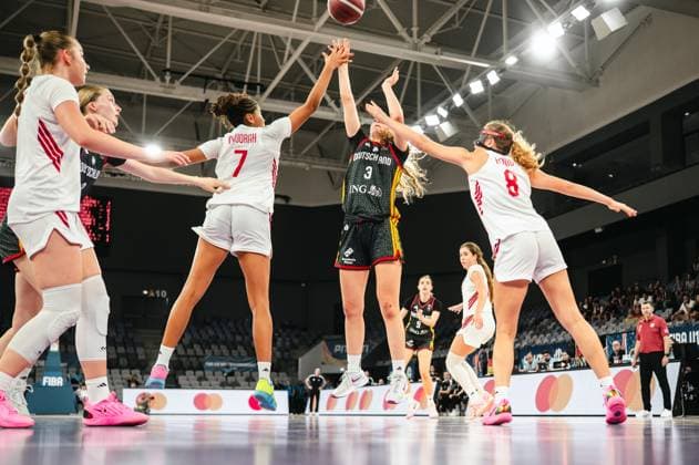 Matilda Blanarik ( 3; Team Deutschland u16w 2026) springt zum Korbwurf und wird von Stefania Onuorah ( 7; Poland) und Hanna Kenig ( 8; Poland) geblockt. Der Ball ist im Bild sichtbar, während mehrere Spielerinnen beider Teams in die Aktion eingreifen. Matilda Blanarik ( 3; Deutschland u16w) im Wurf gegen Poland *** Matilda Blanarik 3, Team Germany U16 Women 2026, jumps to shoot and is blocked by Stefania Onuorah 7, Poland, and Hanna Kenig 8, Poland. The ball is visible in the shot, while several players from both teams are involved in the play. Matilda Blanarik 3, Germany U16 Women, takes a shot against Poland Copyright: xJoelxKruehlerx