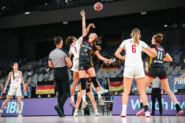 Nele Prowaznik ( 18; Team Deutschland u16w 2026) und Stefania Onuorah ( 7; Poland) kämpfen beim Sprungball um den Basketball in der Pitesti Arena. Im Hintergrund sind Zuzanna Jankowska ( 6; Poland) und Jamie Zentgraf ( 11; Deutschland u16w) positioniert. Nele Prowaznik ( 18; Deutschland u16w) beim Sprungball gegen Stefania Onuorah ( 7; Poland) *** Nele Prowaznik 18 (Team Germany U16w 2026) and Stefania Onuorah 7 (Poland) battle for the ball during the tip-off at the Pitesti Arena. In the background are Zuzanna Jankowska 6 (Poland) and Jamie Zentgraf 11 (Team Germany U16w). Nele Prowaznik 18, Germany U16W, in a jump ball against Stefania Onuorah 7, Poland Copyright: xJoelxKruehlerx