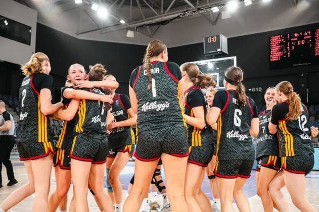 Die deutschen Spielerinnen liegen sich nach dem Schlusspfiff jubelnd in den Armen – die Anzeigetafel zeigt 64:46 für Deutschland gegen Poland. Luana Coaja ( 1; Team Deutschland u16w) steht im Mittelpunkt der Siegesfeier, Catharina Schlechter ( 2; Team Deutschland u16w) und Karolina Bajai ( 12; Team Deutschland u16w) sind ebenfalls zu sehen. Team Deutschland u16w feiert Sieg gegen Poland in der Pitesti Arena *** The German players embrace each other jubilantly after the final whistle—the scoreboard reads 64–46 for Germany over Poland. Luana Coaja 1 of Team Germany U16w takes center stage during the victory celebration, Catharina Schlechter (No. 2, Team Germany U16w) and Karolina Bajai (No. 12, Team Germany U16w) are also in the mix. Team Germany U16w celebrates its victory over Poland at the Pitesti Arena Copyright: xJoelxKruehlerx