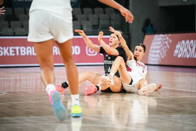 Emilia Atsur ( 6; Deutschland u16w) und Daria Szatkowska ( 3; Poland) liegen nach einem Zweikampf auf dem Hallenboden der Pitesti Arena und reklamieren beide den Ball. Eine weitere Spielerin Polens läuft im Vordergrund ins Bild. Emilia Atsur ( 6; Deutschland u16w) und Daria Szatkowska ( 3; Poland) im Zweikampf auf dem Boden *** Emilia Atsur (No. 6, Germany U16 Women) and Daria Szatkowska (No. 3, Poland) are lying on the floor of the Pitesti Arena after a tussle and are both claiming the ball. Another Polish player runs into the frame in the foreground. Emilia Atsur (No. 6, Germany U16 Women) and Daria Szatkowska 3, Poland, are locked in a duel on the floor Copyright: xJoelxKruehlerx