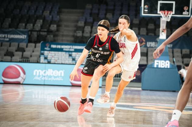 Emilia Atsur ( 6; Team Deutschland u16w 2026) treibt den Ball voran und behauptet sich im Zweikampf gegen eine Spielerin von Poland. Die Szene findet in der Pitesti Arena beim FIBA U18 Women s EuroBasket statt. Emilia Atsur ( 6; Deutschland u16w) im Zweikampf gegen Poland *** Emilia Atsur (No. 6) of Team Germany U16w 2026 drives the ball forward and holds her ground in a one-on-one battle against a player from Poland. The scene takes place at the Pitesti Arena during the FIBA U18 Women s EuroBasket. Emilia Atsur (No. 6) of Team Germany U16w in a one-on-one battle against Poland Copyright: xJoelxKruehlerx
