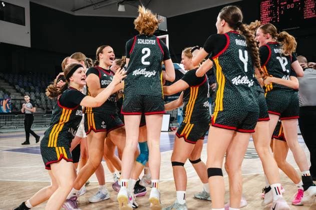 Die deutschen U16-Basketballerinnen feiern ausgelassen auf dem Parkett der Pitesti Arena nach dem Abpfiff gegen Polen. Catharina Schlechter ( 2) und Clara Rink ( 4) sind im Jubel-Knäuel klar erkennbar. Catharina Schlechter ( 2; Deutschland u16w) jubelt mit Team nach Spielende *** The German U16 women s basketball team celebrates wildly on the court at Pitesti Arena after the final buzzer against Poland. Catharina Schlechter (2) and Clara Rink (4) are clearly visible in the jubilant crowd. Catharina Schlechter (2) of Germany s U16 women s team celebrates with her teammates after the game. Copyright: xJoelxKruehlerx