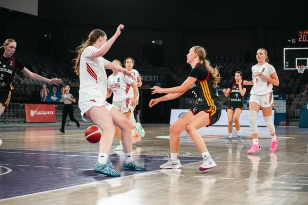 Matilda Blanarik ( 3; Team Deutschland u16w 2026) behauptet sich in der Defensivstellung gegen eine Spielerin von Poland, während der Ball im Vordergrund liegt. Im Hintergrund sind weitere Spielerinnen beider Teams sowie Catharina Schlechter ( 2; Deutschland u16w) am linken Bildrand zu sehen. Matilda Blanarik ( 3; Deutschland u16w) im Zweikampf gegen Poland *** Matilda Blanarik 3, Team Germany U16W 2026, holds her ground defensively against a player from Poland, while the ball is in the foreground. In the background, additional players from both teams can be seen, as well as Catharina Schlechter 2 (Germany U16W) on the left edge of the frame. Matilda Blanarik 3 (Germany U16W) is locked in a one-on-one battle against a player from Poland. Copyright: xJoelxKruehlerx