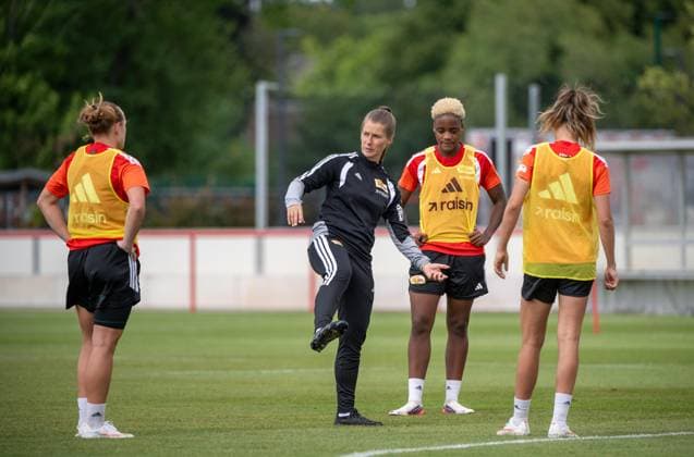 Fußball, Frauen, Saison 2026 2027, Google Pixel Frauen-Bundesliga, 1. FC Union Berlin, Training, v. l. Lisanne Gräwe (1. Frauen 1. FC Union), Trainerin Marie-Louise Eta (1. Frauen 1. FC Union), Naika Reissner (1. Frauen 1. FC Union), Jill Janssens (1. Frauen 1. FC Union), 18.08.2026, *** Soccer, Women, 2026–2027 Season, Google Pixel Women s Bundesliga, 1. FC Union Berlin, Training, from left: Lisanne Gräwe (Women s 1. FC Union), Coach Marie Louise Eta (Women s 1. FC Union), Naika Reissner (Women s 1. FC Union), Jill Janssens (Women s 1. FC Union), August 18, 2026, Copyright: xMatthiasxKochx